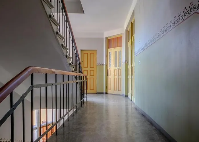 Luxury Pink Suite, Autohalli