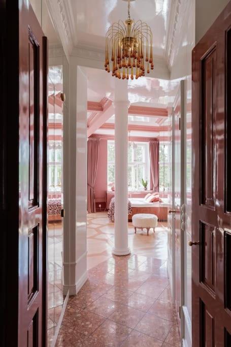 Luxury Pink Suite, Autohalli *