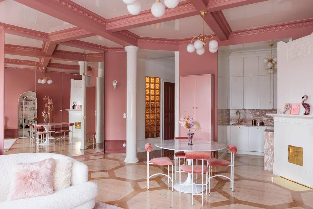 Luxury Pink Suite, Autohalli * Helsinki