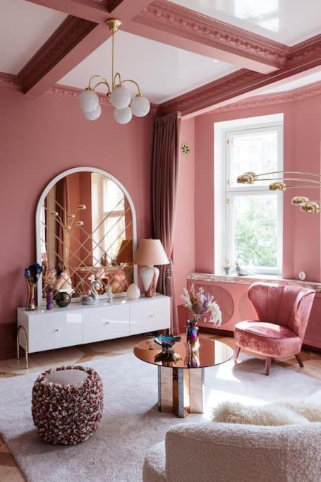 Luxury Pink Suite, Autohalli Helsinki
