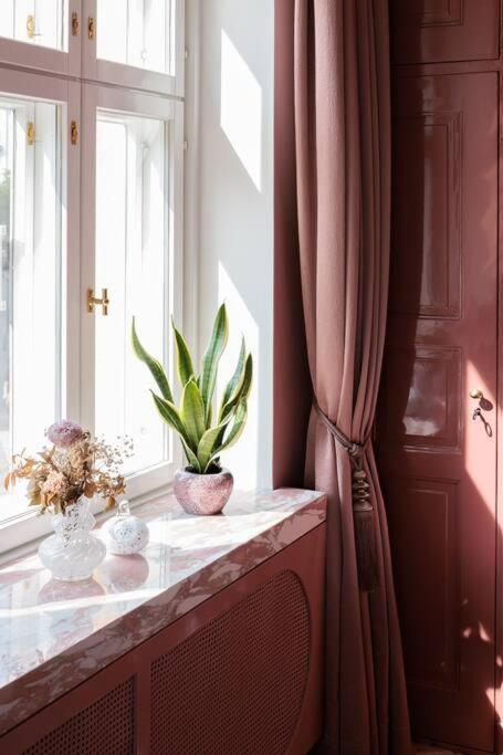 Luxury Pink Suite, Autohalli *