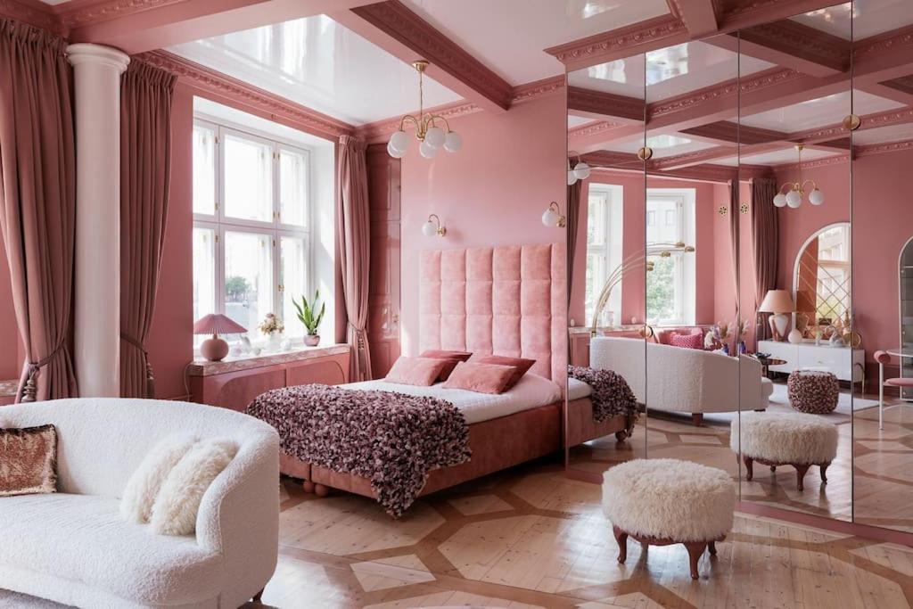 Luxury Pink Suite, Autohalli Helsinki