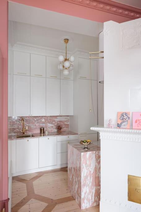 Luxury Pink Suite, Autohalli *